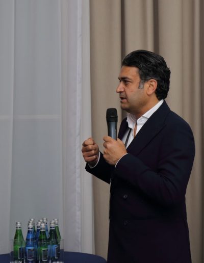 dr Alshekh podczas wystąpienia